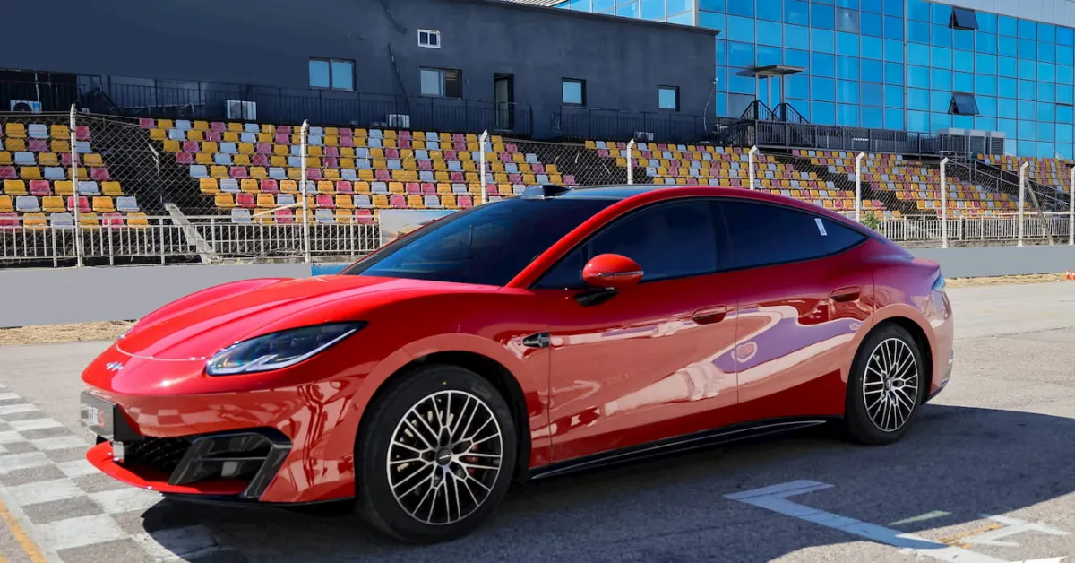 BYD Formula S бросает вызов Tesla Model 3
