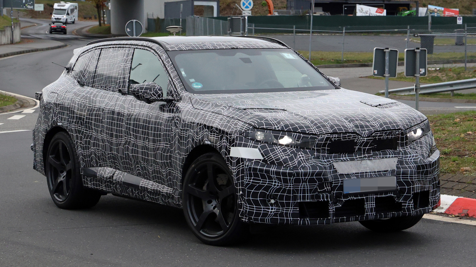 Следующий BMW X5 M замечен на тестах: агрессивный облик даже в электрической версии