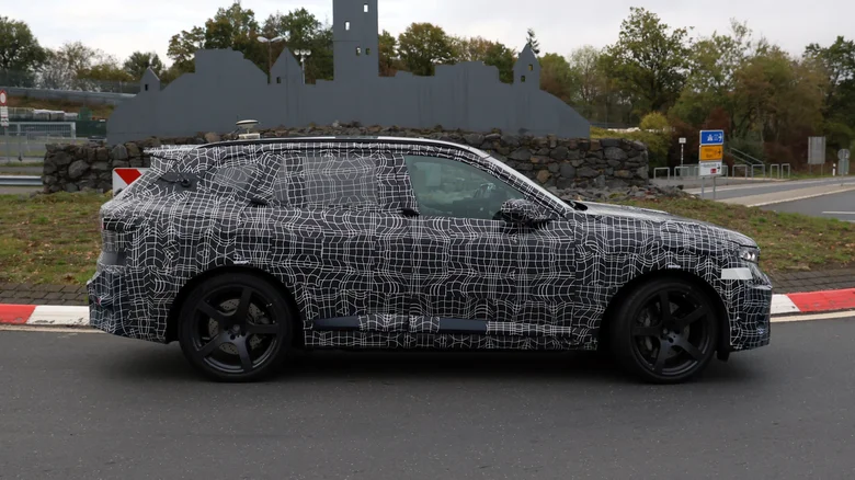 Следующий BMW X5 M замечен на тестах: агрессивный облик даже в электрической версии — фото 3