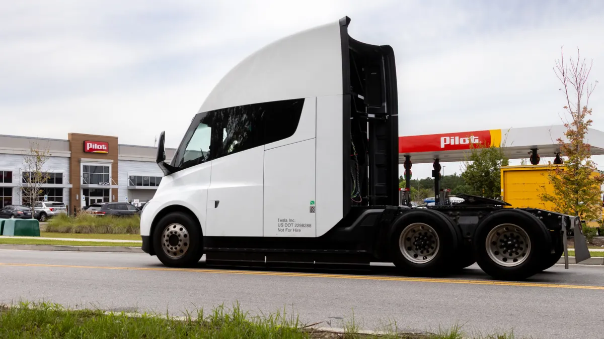 Tesla Semi начали заряжать на обычных грузовых стоянках