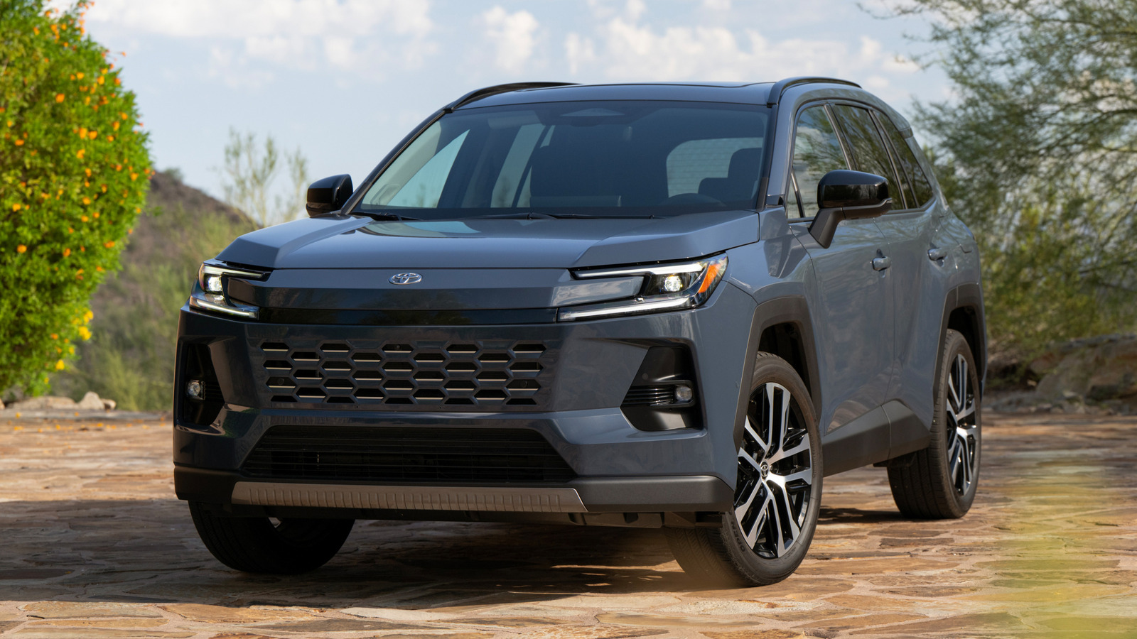 Toyota RAV4 сравнили по цене и оснащению с конкурентами