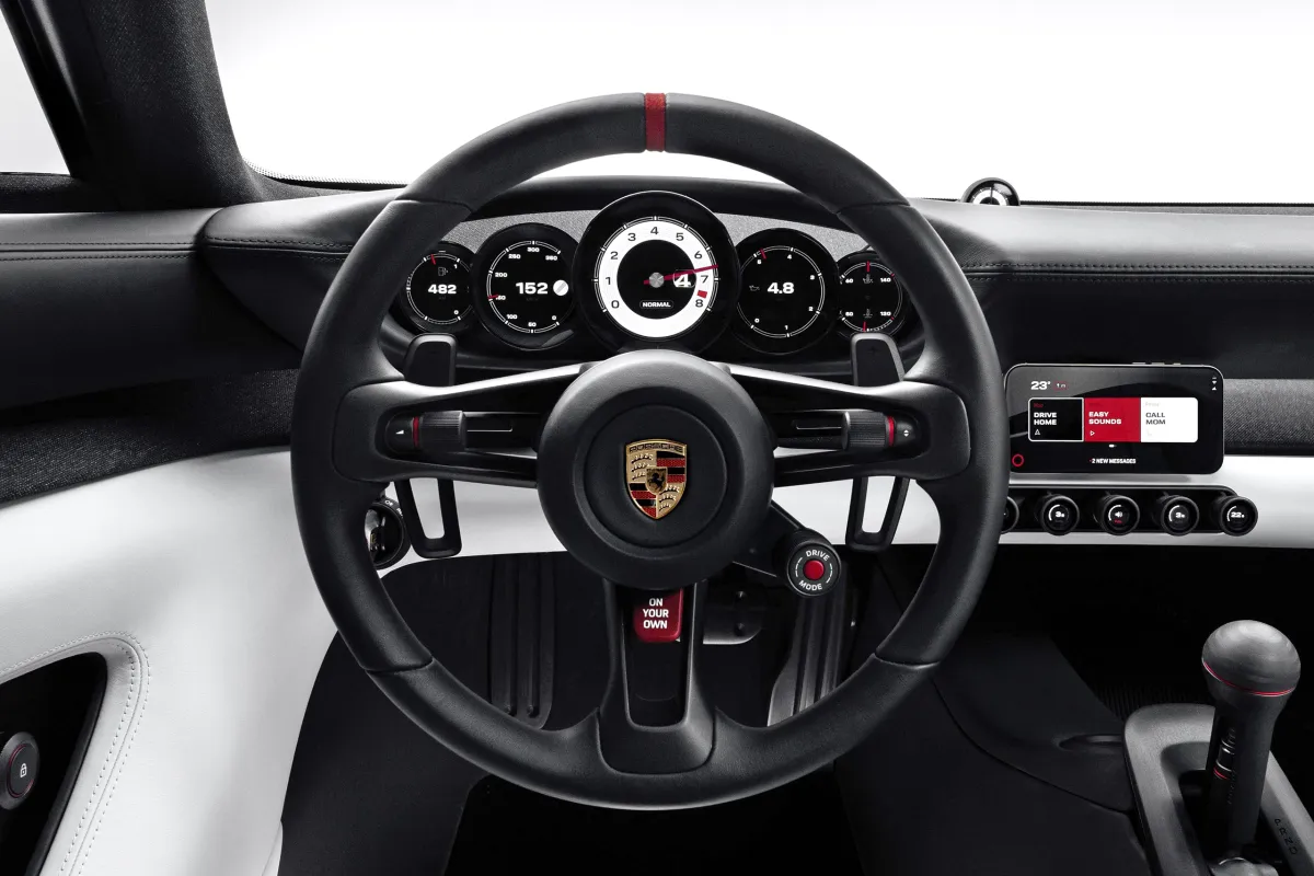 У Porsche Mission S аналоговая стрелка тахометра, потому что цифровой детокс теперь — это роскошь