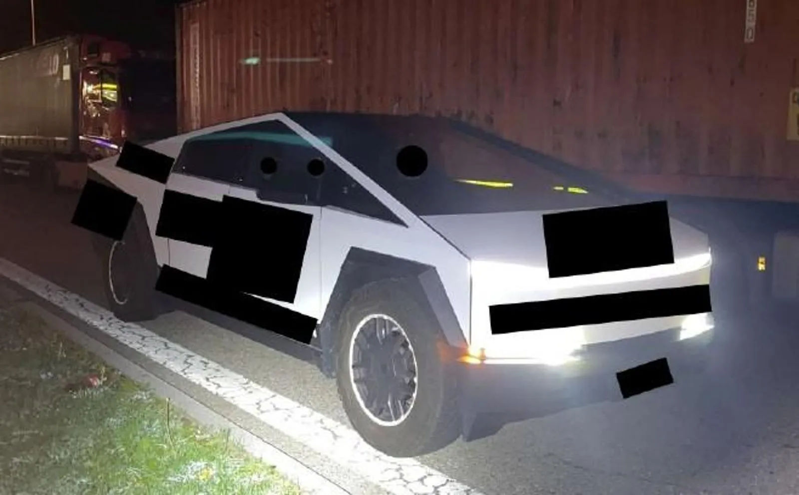 Tesla Cybertruck, задержанный в Германии. Черные полосы скрывают персональные данные. Фото: полиция Хоэнбрунна
